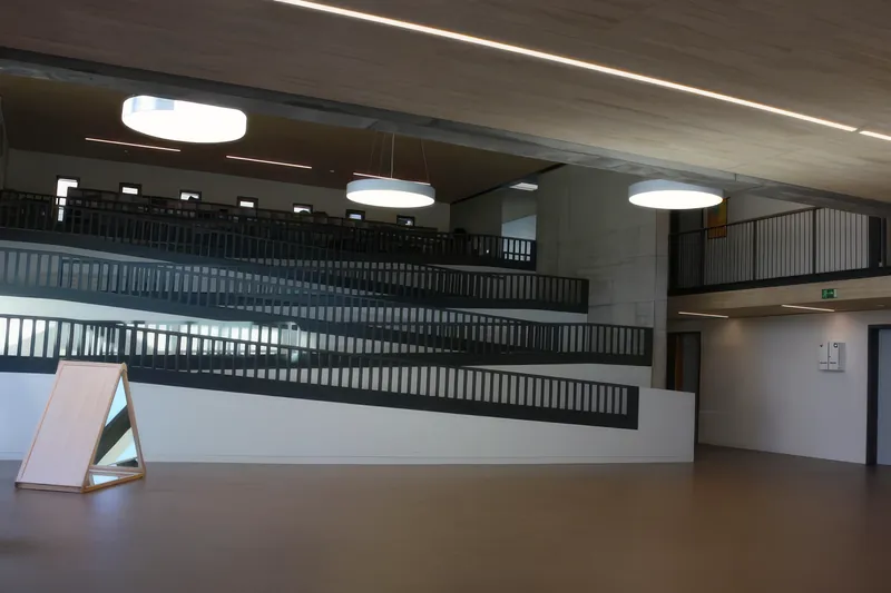 Halle mit umlaufenden Galerien und Geländern
