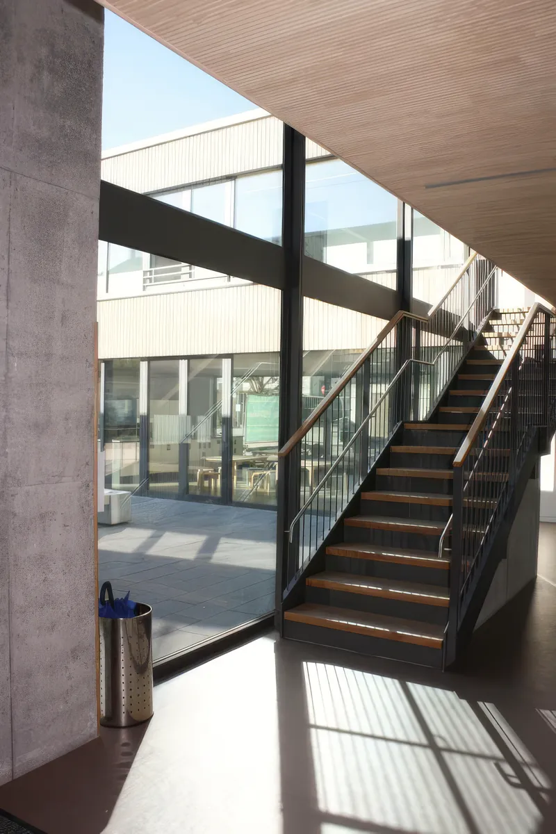 Treppe aus Sichtbeton und Holz ins Obergeschoss