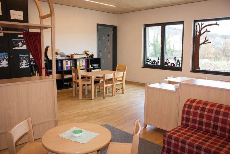 Gruppenraum mit Sofa und rundem Tisch